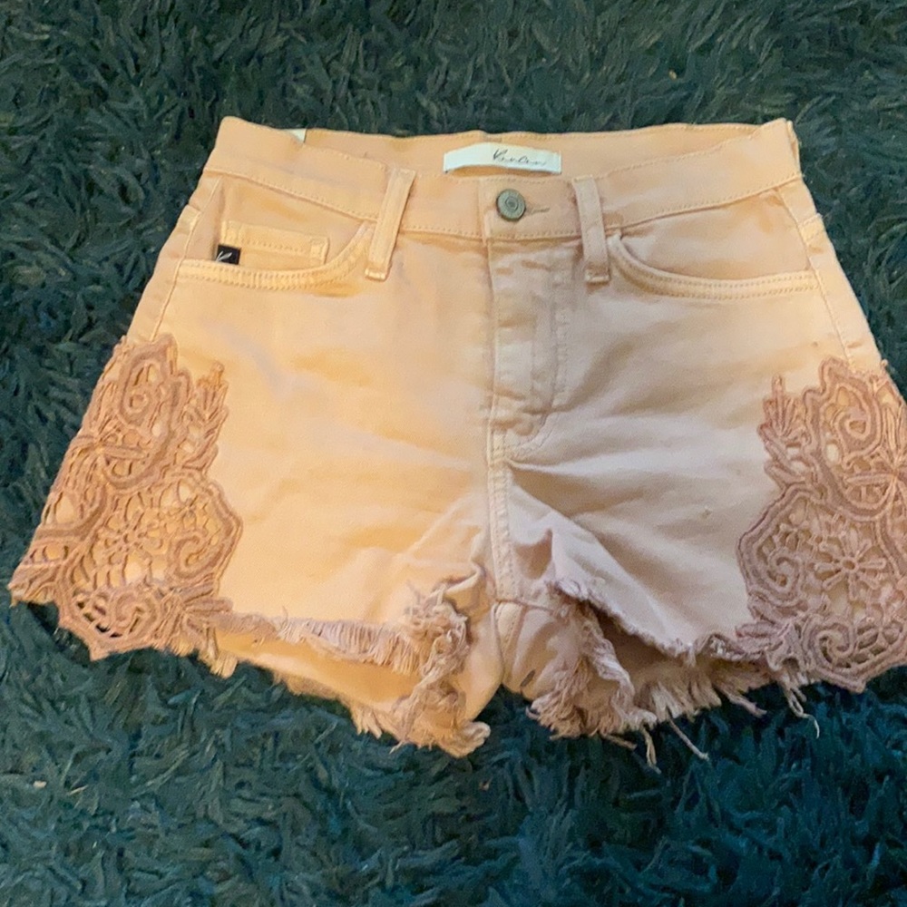 Dusty pink KanCan shorts with appliqué sz 24